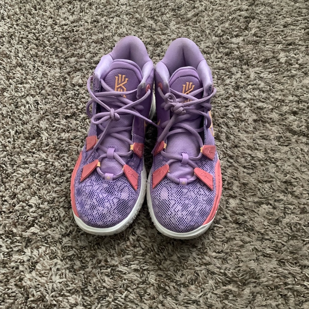 Kyrie Basketball Shoe 6.5Y